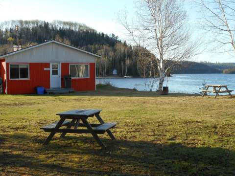 The Huard cottage is located by the water and features an outdoor picnic table.