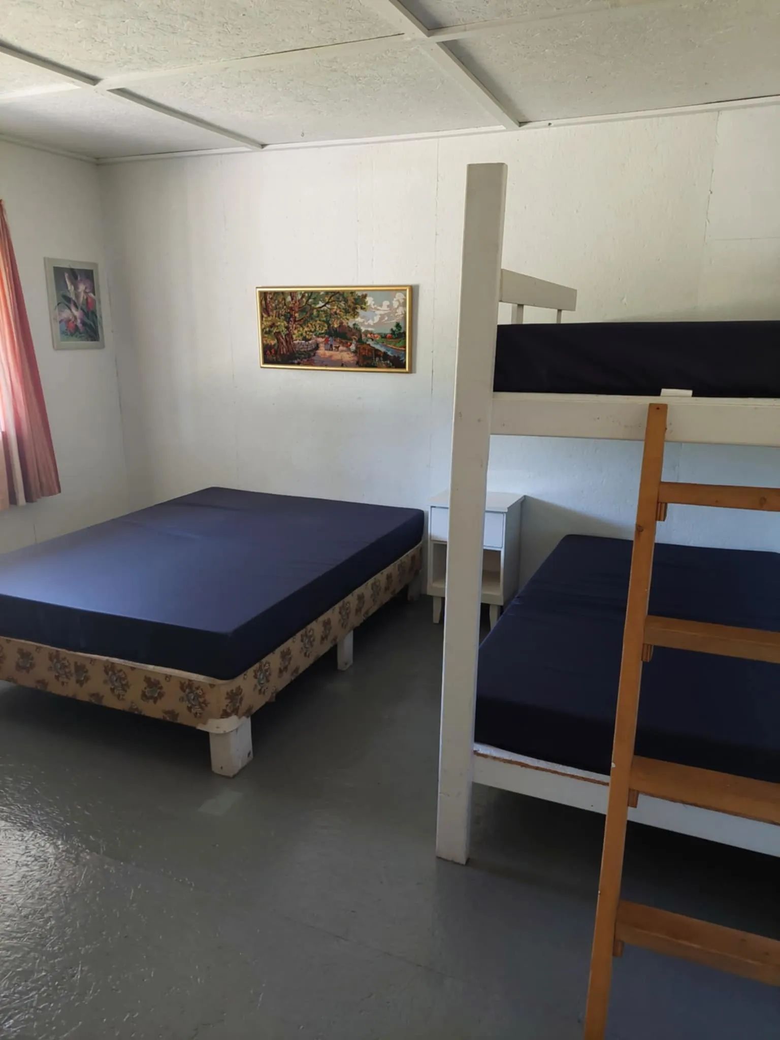 This bedroom at L'Aigle cabin features one single bed and one bunk bed.