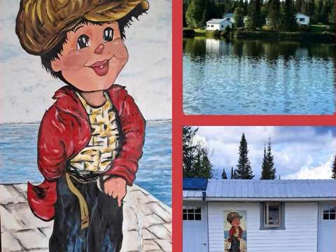 Vue d'ensemble des chalets au bord du lac avec un détail de la peinture murale sur le bâtiment.