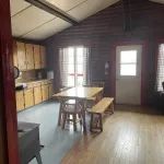 La cuisine et la salle à manger à aire ouverte du chalet Le Campagnard.