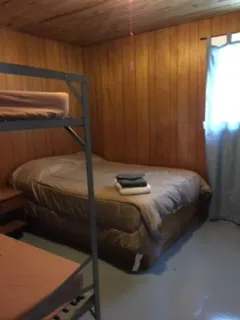 Cette chambre comporte un lit double et un lit superposé pour vos nuitées au chalet.