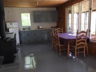 La cuisine et la salle à manger du chalet Le Canot sont équipées pour préparer vos repas.