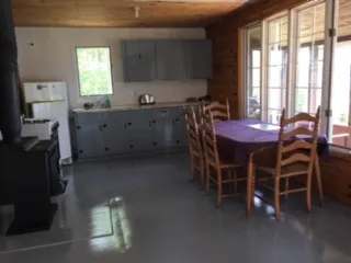 La cuisine et la salle à manger du chalet Le Canot sont équipées pour préparer vos repas.