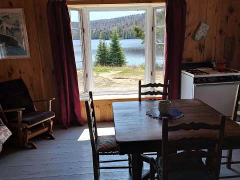 Vue sur le lac depuis la salle à manger du chalet Le Coquet.