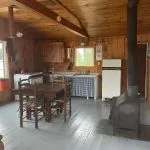 La cuisine et la salle à manger du chalet Le Coquet avec son poêle à bois.