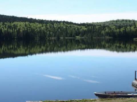 Vue sur le lac et le quai depuis l'hébergement Le Panoramique.