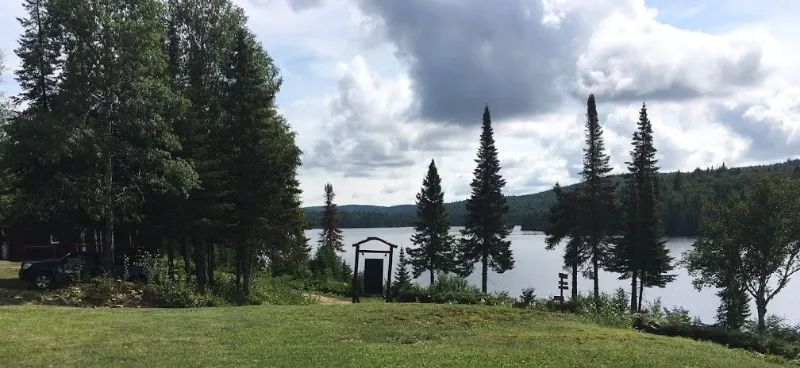 Vue sur le lac et la forêt depuis les abords du chalet Le Panoramique.