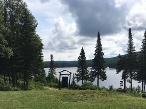 Vue sur le lac et la forêt depuis les abords du chalet Le Panoramique.