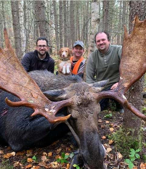 Chasseurs fiers de leur trophée d'orignal chez Pourvoirie Rudy, Laurentides, Québec