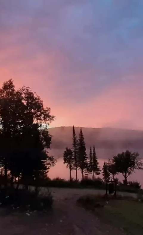 Lever de soleil sur le lac Canot chez Pourvoirie Rudy, Laurentides, Québec