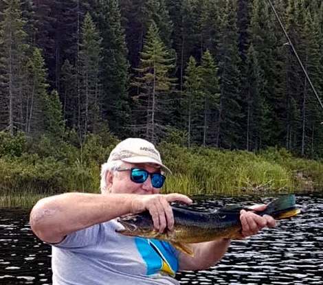 Claude avec sa belle prise de doré chez Pourvoirie Rudy, Laurentides, Québec