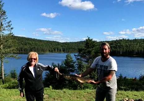 Claudette présente son magnifique brochet chez Pourvoirie Rudy, Laurentides, Québec