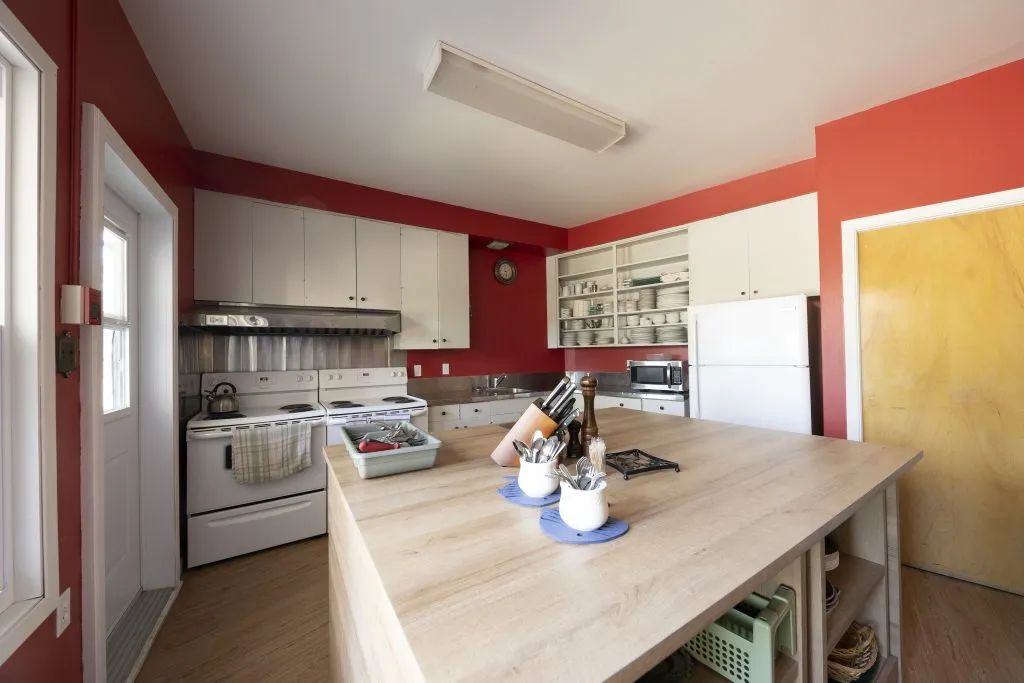 The lodge's equipped kitchen features a large central island and kitchen appliances.
