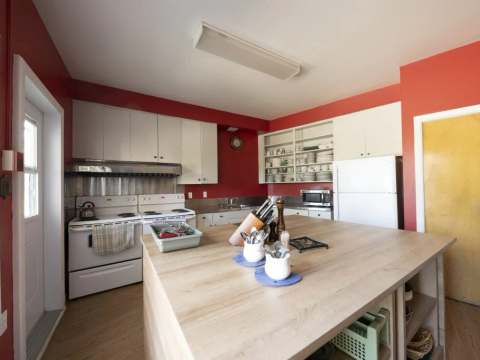 The lodge's equipped kitchen features a large central island and kitchen appliances.