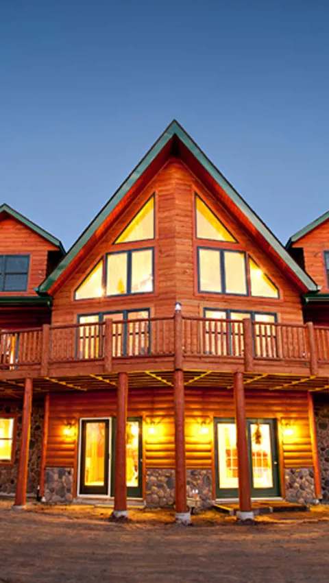 Night view of the St-Cyr Royal lodge at Pourvoirie St-Cyr Royal, Abitibi-Témiscamingue, Quebec