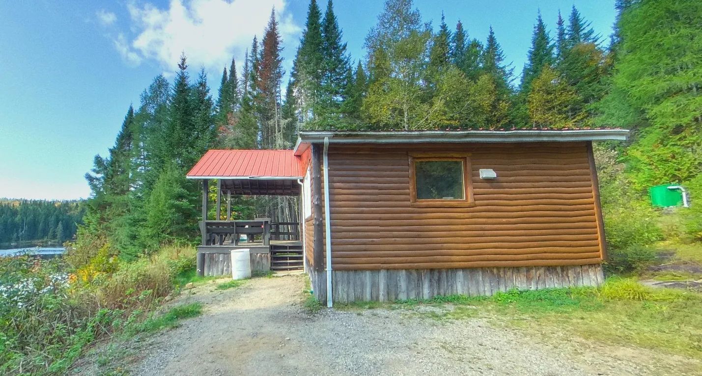 Chalet Noir – Pourvoirie Saint-Zénon