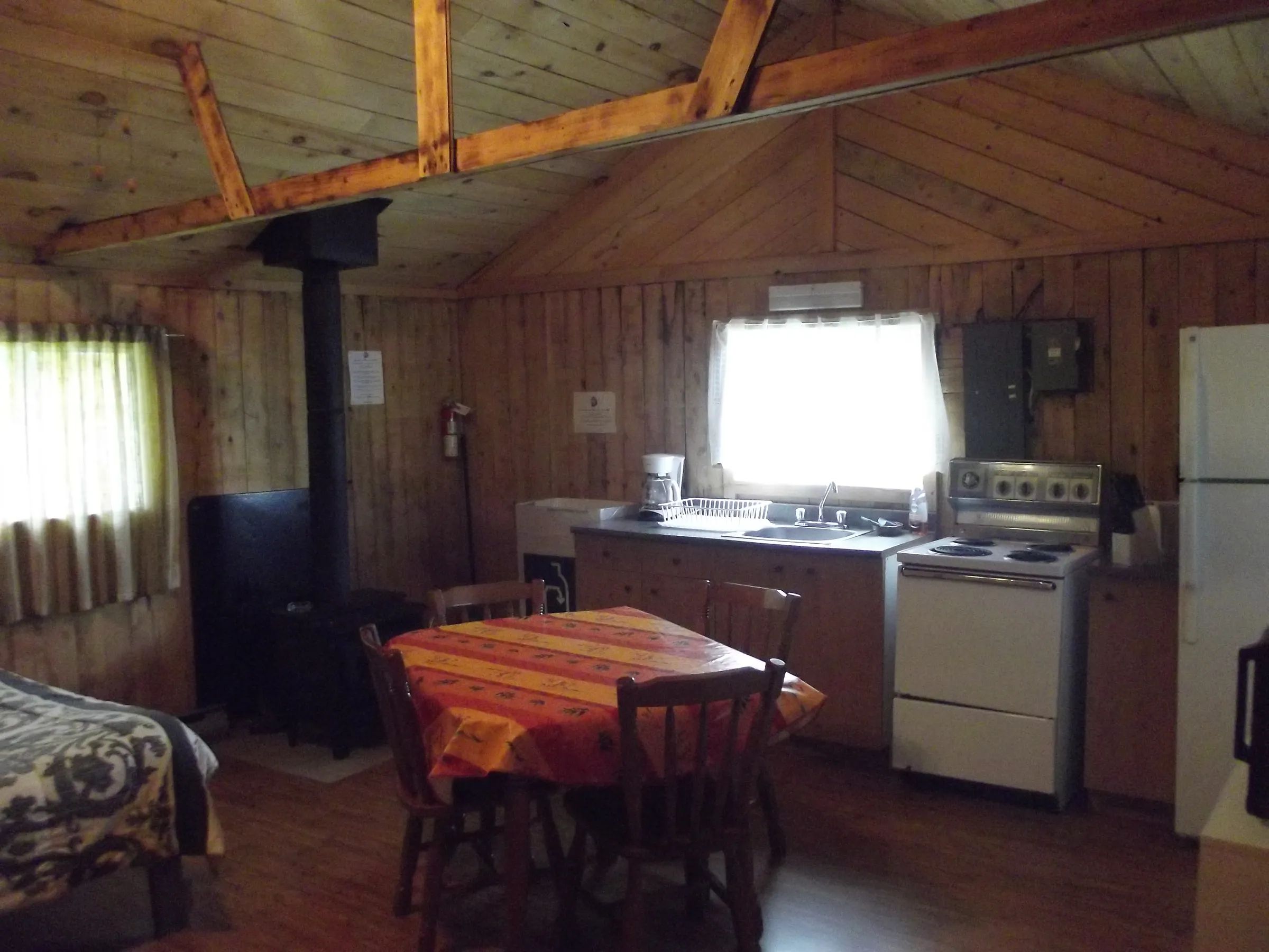 La cuisine équipée et l'espace repas sont situés à même l'aire ouverte du chalet.