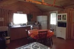 Vue d'ensemble de la cuisine et de la salle à manger du chalet.