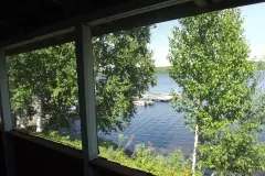 Vue sur le lac et le quai depuis la galerie du chalet.