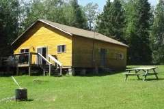 Le chalet 9 dispose d'une galerie extérieure et d'une table de pique-nique sur le terrain.
