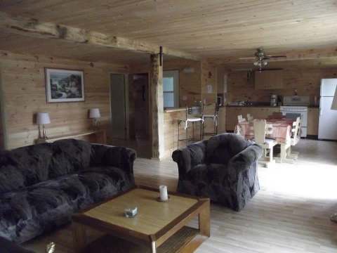 L'aire ouverte du chalet comprend le salon et la salle à manger.