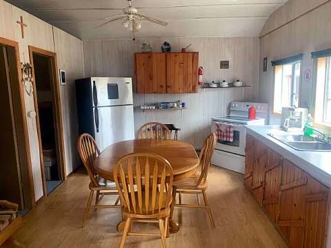 The equipped kitchen and dining area in chalet 3 provide a functional space for meals.