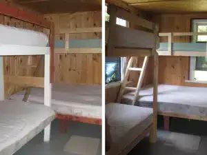 Cette chambre de chalet comporte des lits superposés en bois avec matelas.