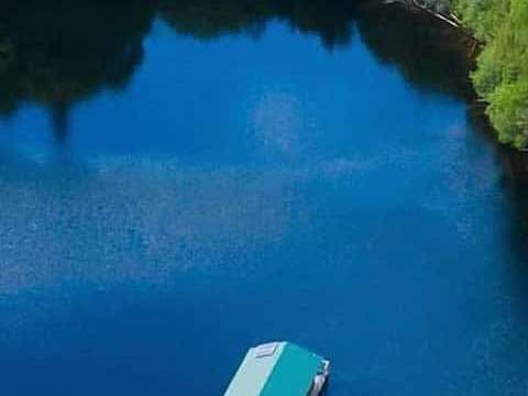 Vue aérienne de notre chalet flottant ancré sur le lac.