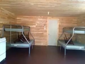 L'intérieur du chalet flottant comprend deux lits superposés en métal.