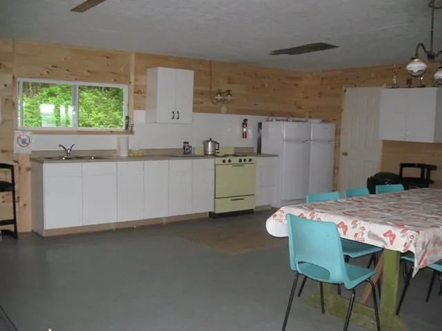 La cuisine équipée est adjacente à la salle à manger dans le chalet.
