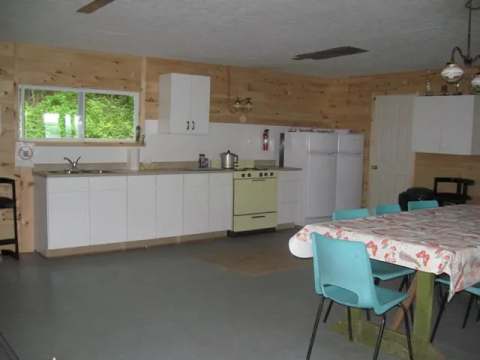La cuisine équipée est adjacente à la salle à manger dans le chalet.