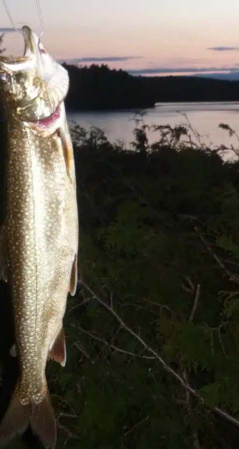 Pêcheur avec une belle prise chez Pourvoirie Tisonagan, Outaouais, Québec