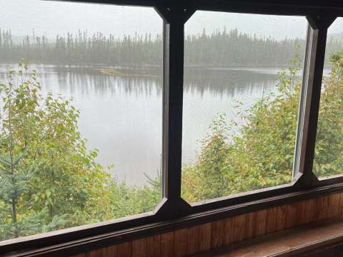 Vue sur le lac depuis la galerie moustiquaire du chalet.