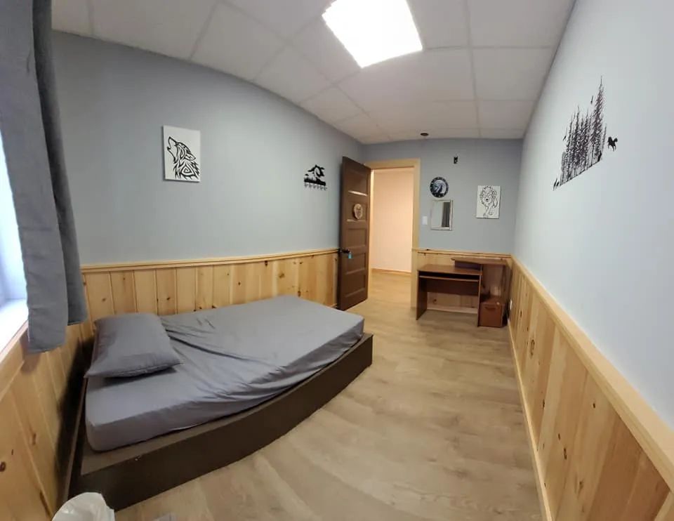 Cette chambre de l'auberge comprend un lit simple et un petit espace de travail.