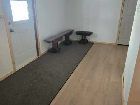 L'entrée de La Petite Auberge offre un espace pratique avec des bancs pour se déchausser.