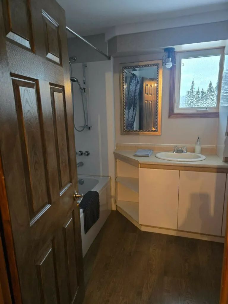 Cette salle de bain fonctionnelle est située dans La Petite Auberge.