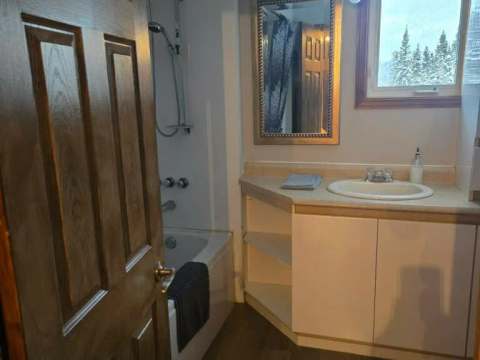 Cette salle de bain fonctionnelle est située dans La Petite Auberge.
