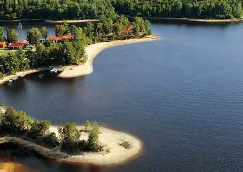 Vue aérienne des chalets situés sur le bord du lac.