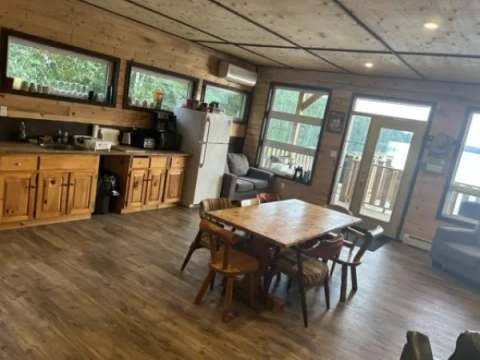 La cuisine et la salle à manger à aire ouverte du Camp 1 offrent une vue sur le lac.
