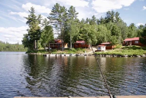 Vue sur les chalets de la pourvoirie depuis le quai en bordure du lac.