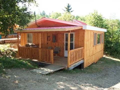 Vue extérieure du Camp 1 avec sa galerie couverte et son coin barbecue.
