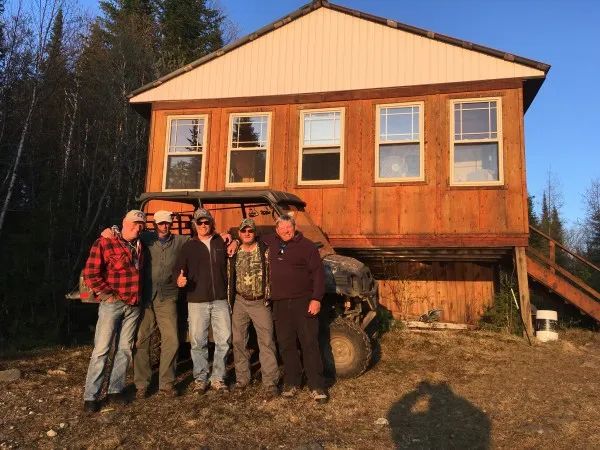 Le chalet principal du camp Trap Lake accueille confortablement les groupes de chasseurs.