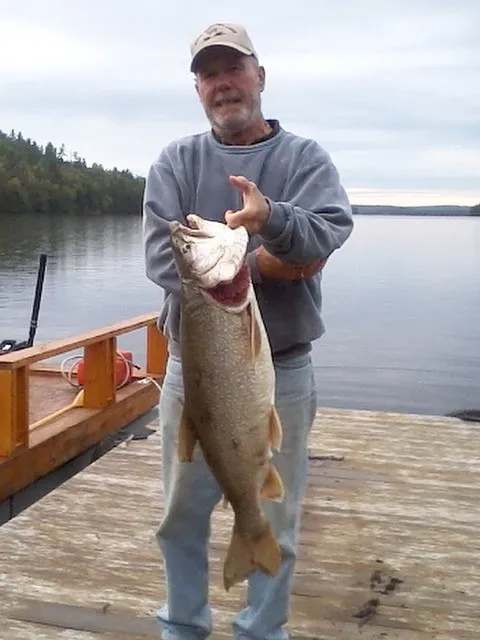 Pêche à la truite de lac chez Territoire de l'Orignal, Outaouais, Québec