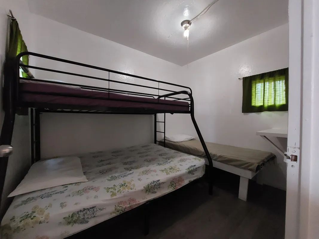 Cette chambre du chalet 1 comprend un lit superposé et un lit simple.