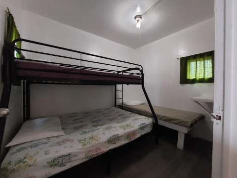 Cette chambre du chalet 1 comprend un lit superposé et un lit simple.