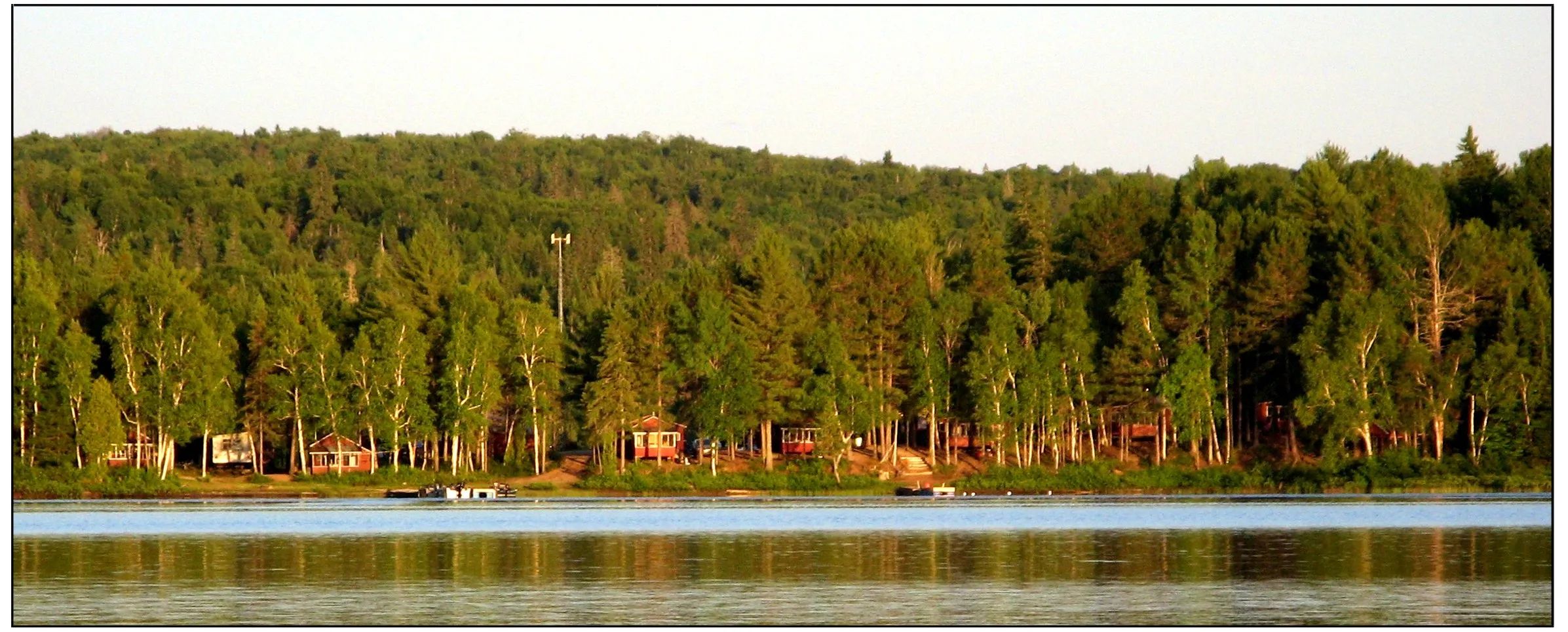 Vue d'ensemble des chalets situés en bordure du lac.