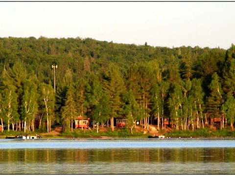 Vue d'ensemble des chalets situés en bordure du lac.