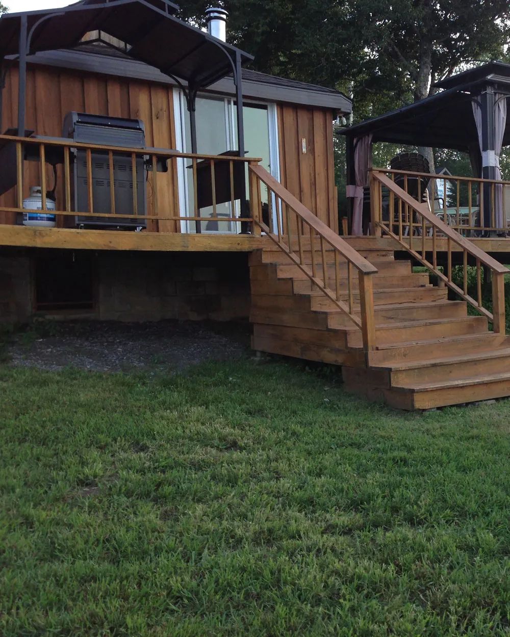 La terrasse extérieure du chalet est équipée d'un barbecue et d'un abri pour vos repas.
