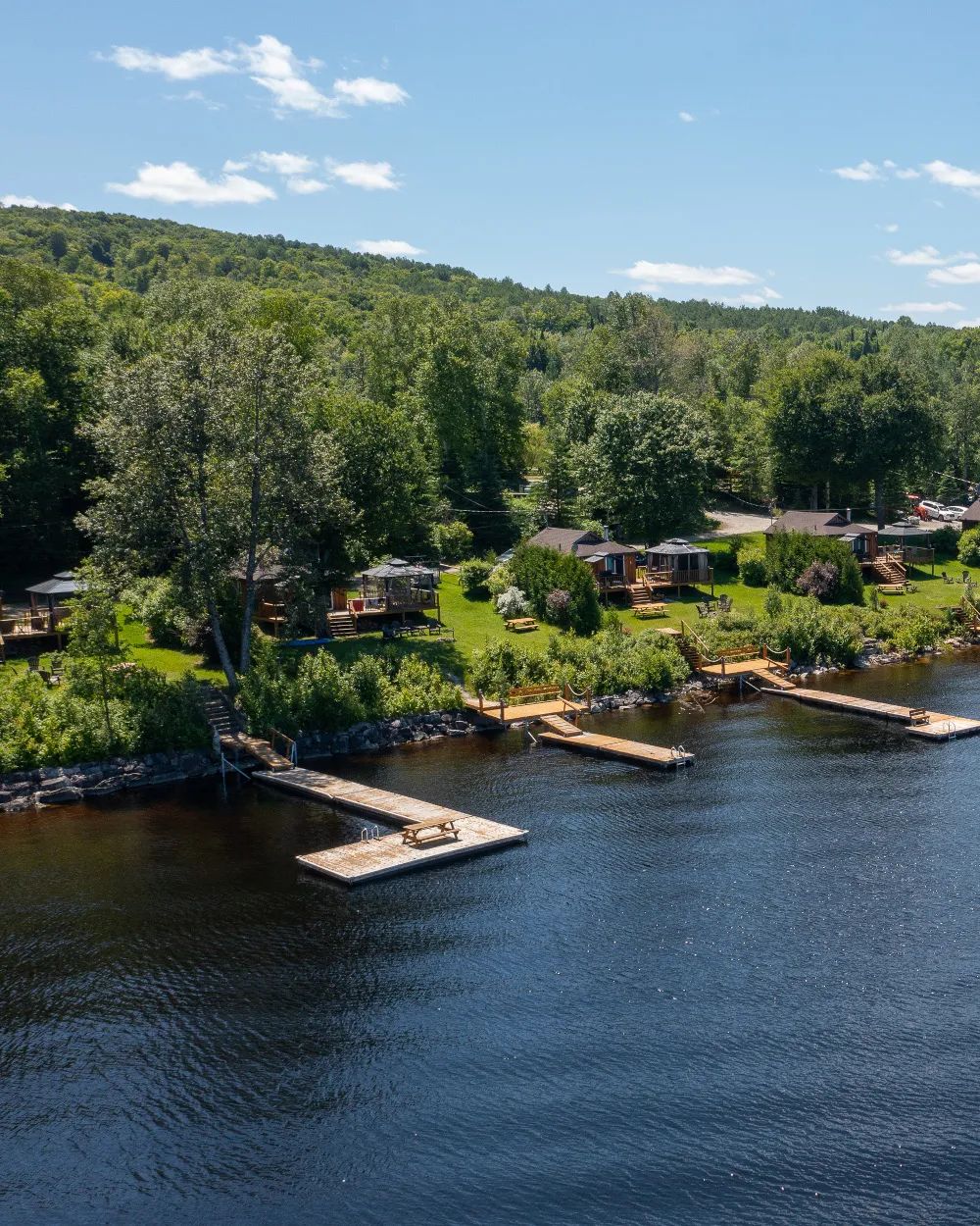Vue aérienne des chalets situés en bordure du lac avec leurs quais privés.