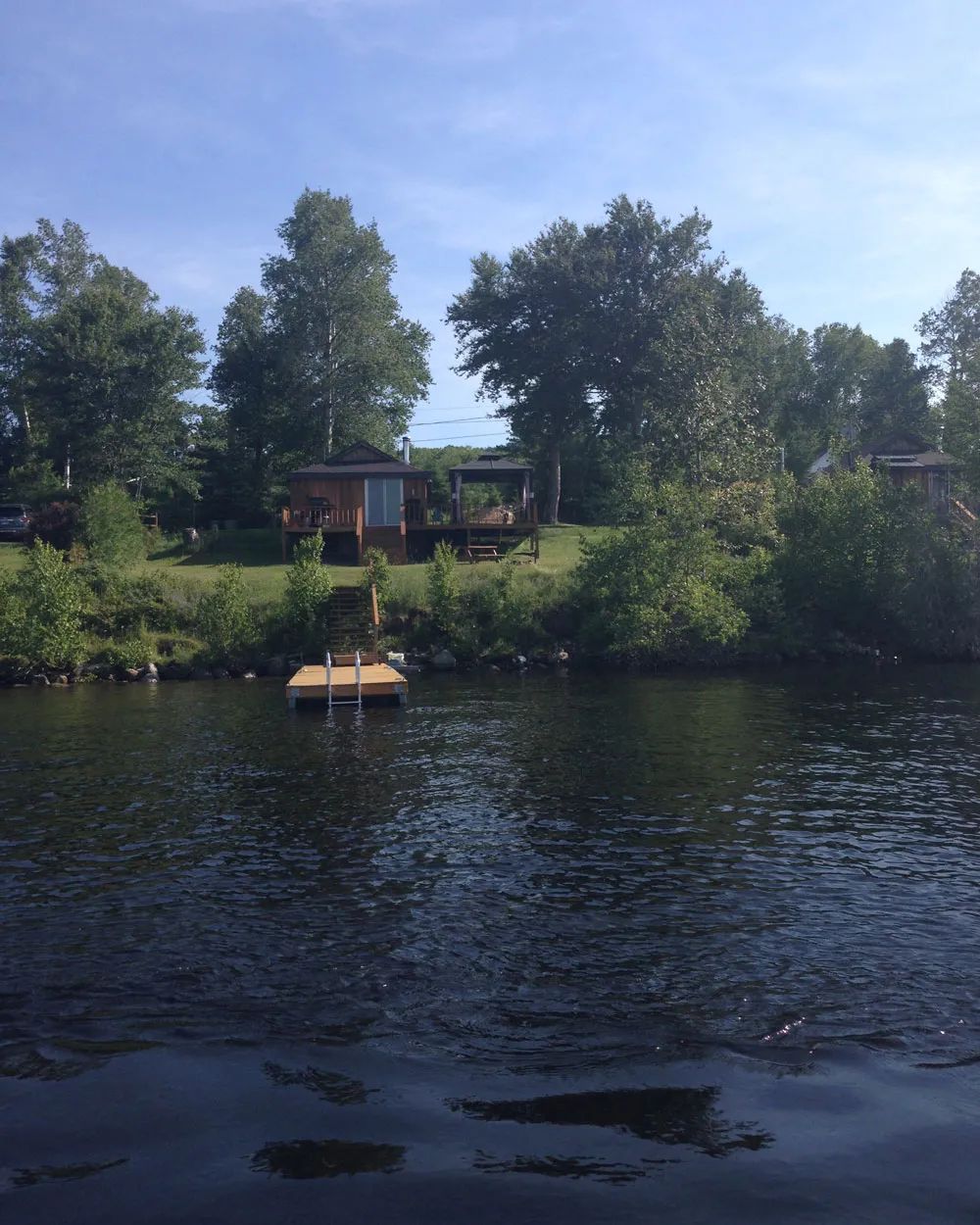 Vue du chalet Coquet et de son quai privé au bord de l'eau.